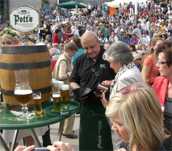 Wilsberg in Mnster beim Promi-Kellnern